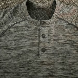 Lululemon Men's SZ XS Metal Vent Tech Short Sleeve Henley Slate Grey / White